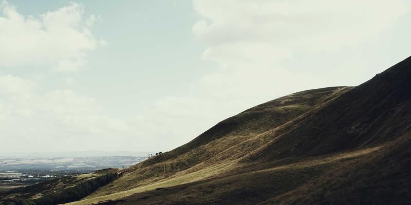 奇葩台娱乐分享：用90年代电视综艺风格打造爆款怀旧搞笑视频